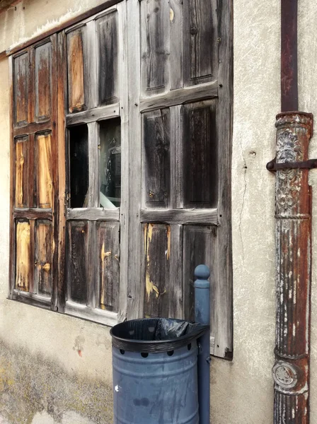 Ξύλινες Πόρτες Από Ρουστίκ Παράθυρο Ενός Αγροτικού Χωριού Αντίκα Κατασκευή — Φωτογραφία Αρχείου