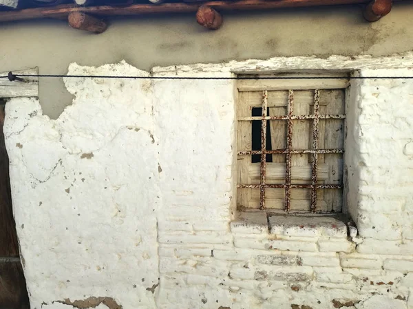 Σιδερένια Κάγκελα Και Ξύλινες Πόρτες Από Ρουστίκ Παράθυρο Ενός Αγροτικού — Φωτογραφία Αρχείου