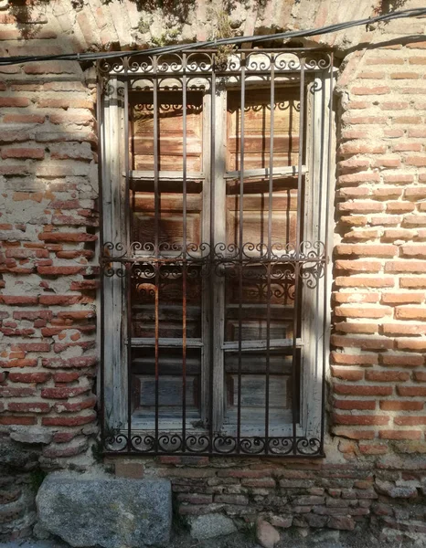 Barras Ferro Portas Madeira Janela Rústica Uma Aldeia Agrícola Fachada — Fotografia de Stock