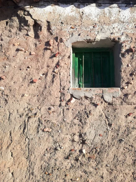 Janela Verde Rústica Uma Aldeia Agrícola Meio Espanha Construção Parede — Fotografia de Stock