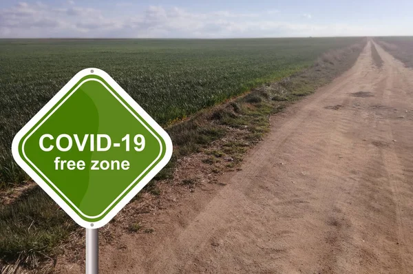 農場の風景 看板だプラカード 発表ポスター Covid 19フリーゾーンサイン コロナウイルスのない地域 交通標識 未舗装道路 農業空間 農業環境における道路交通 — ストック写真
