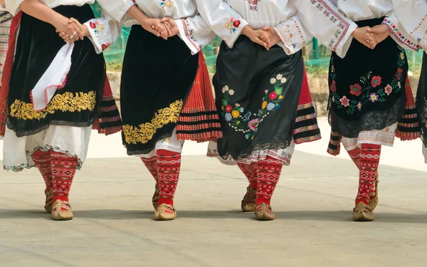 Meninas Dançando Dança Folclórica Pessoas Trajes Tradicionais Dançam Danças Folclóricas — Fotografia de Stock