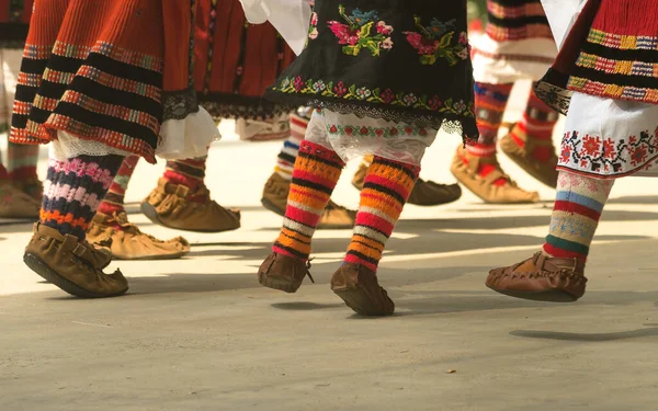 Болгарский Фольклор Девушки Танцуют Народные Танцы Люди Традиционных Костюмах Танцуют — стоковое фото