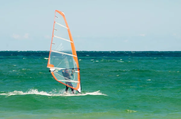 Rüzgâr Sörfü Rüzgar Sörfçüsü Güzel Bir Gökyüzünün Arka Planına Karşı - Stok İmaj