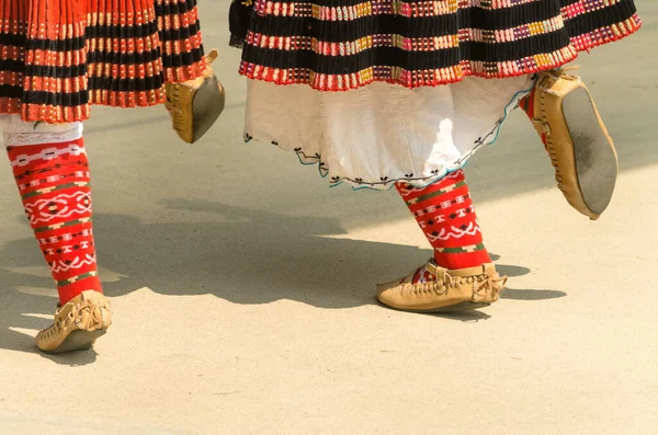 Болгарский Фольклор Девушки Танцуют Народные Танцы Люди Традиционных Костюмах Танцуют — стоковое фото