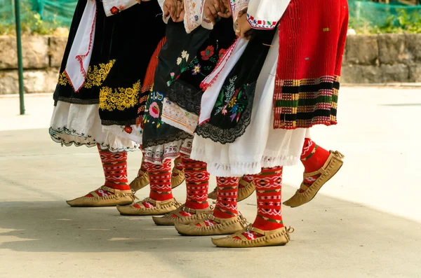ブルガリアの民間伝承 民俗舞踊を踊る女の子 民族衣装を着た人々がブルガリアの民族舞踊を踊る ブルガリアの民俗舞踊のための伝統的な靴 衣装を持つ女性の足のクローズアップ — ストック写真