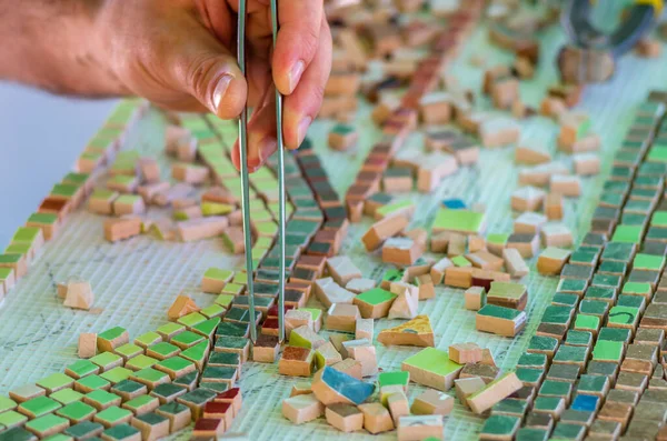 Diseño Cerámico Mosaico Cerámica Hombre Organiza Con Unas Pinzas Rompecabezas — Foto de Stock