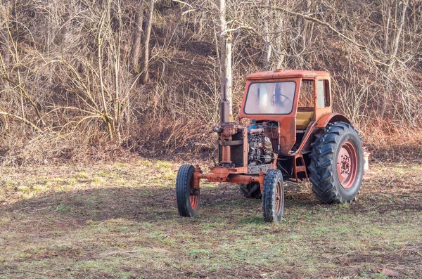 Antik Traktor Egy Öreg Rozsdás Vörös Traktor Egy Farmon Erdőben — Stock Fotó