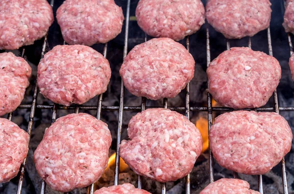 Almôndegas Grelhadas Grelha Cozinhar Churrasco Com Carvão Vegetal Jardim Cozinha — Fotografia de Stock