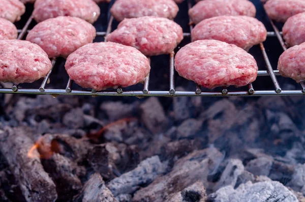 Almôndegas Grelhadas Grelha Cozinhar Churrasco Com Carvão Vegetal Jardim Cozinha — Fotografia de Stock