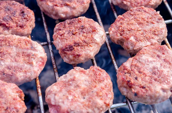 Almôndegas Grelhadas Grelha Cozinhar Churrasco Com Carvão Vegetal Jardim Cozinha — Fotografia de Stock