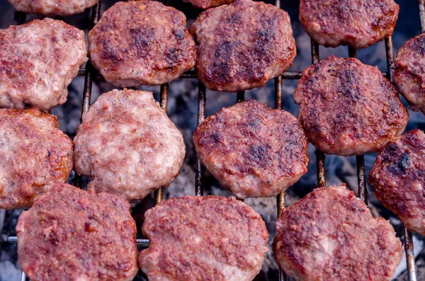 Almôndegas Grelhadas Grelha Cozinhar Churrasco Com Carvão Vegetal Jardim Cozinha — Fotografia de Stock