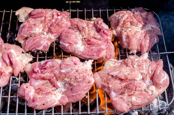 Izgara Tavuk Izgarada Tavuk Bifteği Bahçede Mangal Kömürlü Tavuk Pişirmek — Stok fotoğraf