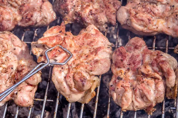 Grillning Kyckling Kycklingbiff Grillen Matlagning Kyckling Grillen Med Kol Trädgården — Stockfoto