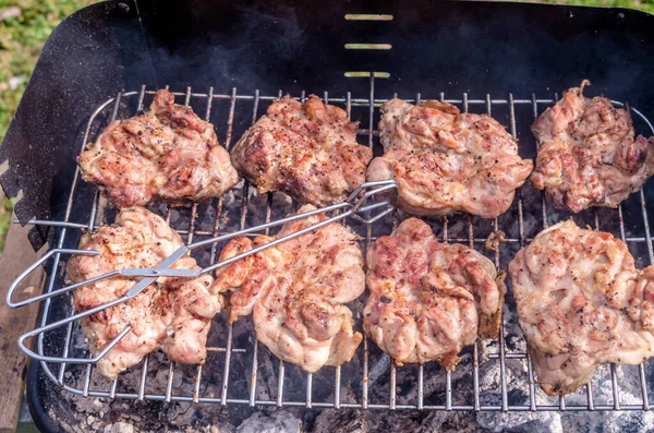 Izgara Tavuk Izgarada Tavuk Bifteği Bahçede Mangal Kömürlü Tavuk Pişirmek — Stok fotoğraf