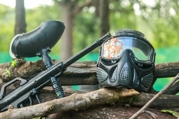Paintball Maskesi Silah Paintball Maskesi Oyundan Sonra Gözlüğe Takıldı Ormandaki Telifsiz Stok Imajlar