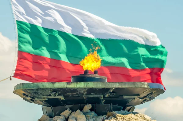 Шипка Вечный Огонь Ожоги Фоне Государственного Флага Болгарии Памятник Свободы — стоковое фото