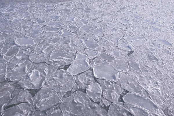 Cuerpo de agua con superficie de hielo agrietado congelado —  Fotos de Stock