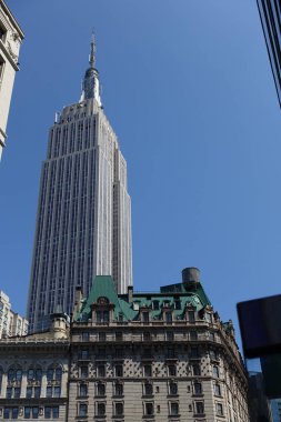 metropolde mavi gökyüzü gün şehir merkezi New York şehir binası skylin