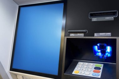 Kredi kartı ya da banka kartı para makinesi ATM para depozitoları ve dijital ekran kiosk çekimleri