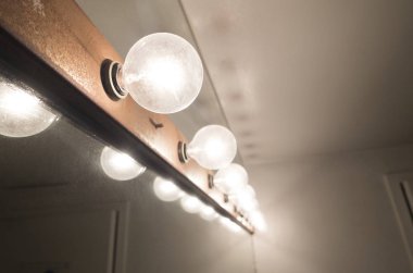 paslı metal kasa ile vanity ayna ışıkları