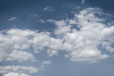 dünyanın her yerinde beyaz bulutlar güneşli güzel bir gün ile mavi gökyüzü