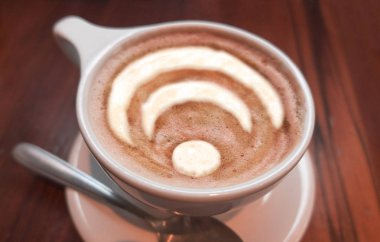 İnsanoğlu kabataslak bir yüzey oluşturmak için birbirine yapışmış beyaz çıkıntıları ve bronzlaşmış arka planı olan malzemeler yaptı.