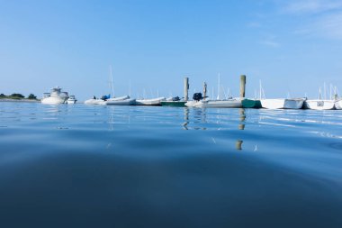 Rıhtım deniz gövdesi tarafından tekneler su