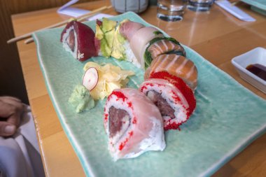 Japon suşi öğle yemeği akşam yemeği kare plaka rulo orkinos sarı kuyruk