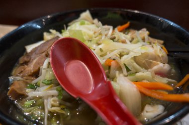 yumurta, et ve Vegtables ile ramen noodle çorbası