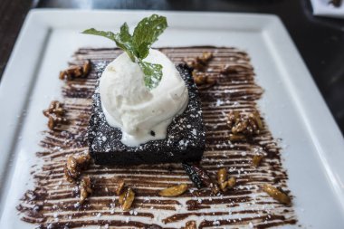 Çöl Carmel kaplı plaka ceviz badem sıcak çikolata browni