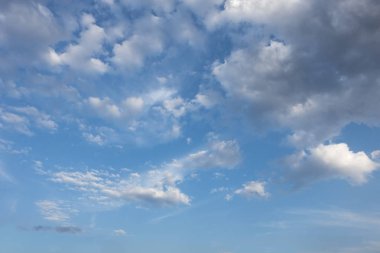 kabarık beyaz mavi bulutlar ile mavi gün gökyüzü