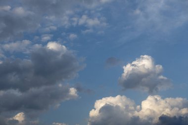 Güçlü karanlık bulutlar ile gün mavi utangaç