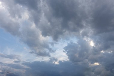 Güçlü karanlık bulutlar ile gün mavi utangaç