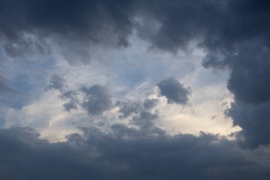 Güçlü karanlık bulutlar ile gün mavi utangaç