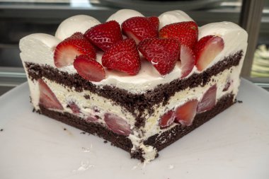 gerçek çilek beyaz ve chocol ile kesilmiş çilek shortcake