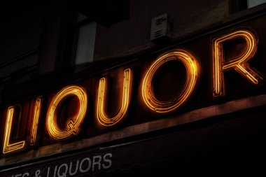 Mağazanın önünde neon lambaların üzerinde gece lambaları okunuyor.