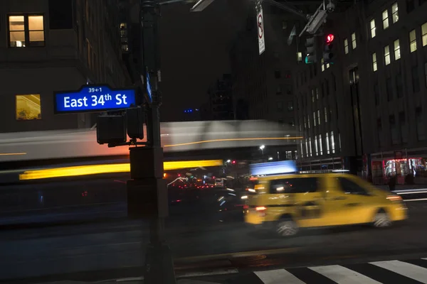 Ônibus em movimento nyc táxi táxi 34th rua Nova Iorque à noite — Fotografia de Stock