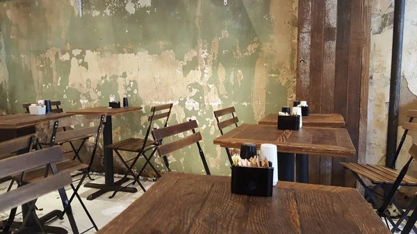 Grunge restauracja z drewna unconfotable krzesła pustych stołów — Zdjęcie stockowe