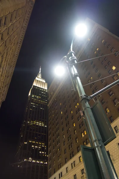 Ciudad de Nueva York centro de la ciudad mirando las luces de la calle de la ciudad con famo — Foto de Stock
