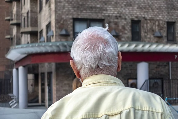 白髪の白人男性がウラブン通りを歩いている背中 — ストック写真