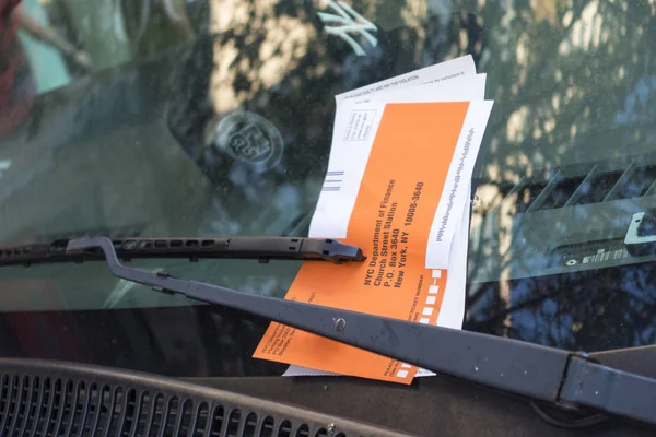 Bilhete de estacionamento laranja e branco no pára-brisas de um vercal em — Fotografia de Stock