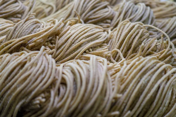 小麦パウダーで覆われ 調理され 提供する準備ができて 新鮮なスパゲッティパスタのロール束 — ストック写真