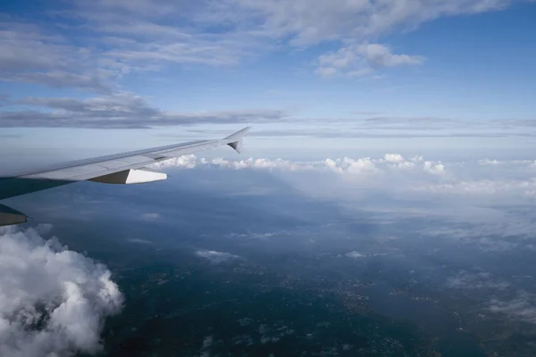 Powyżej chmur latających wysoko na Widok okna samolotu — Zdjęcie stockowe