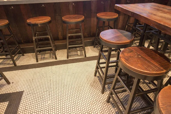 Bar i stolce z drewna metalowego — Zdjęcie stockowe