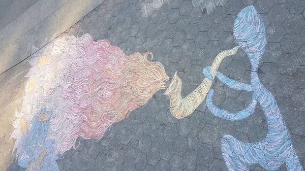 在公共人行道上玩萨克斯风和冒烟的人的粉笔艺术 — 图库照片