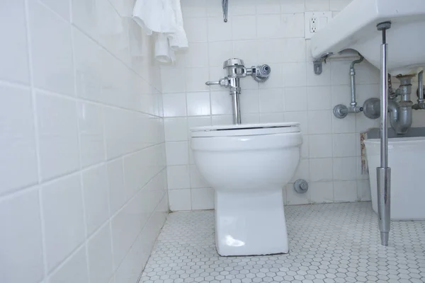 Interiér domácí koupelny, toalety, umyvadlo, bílé — Stock fotografie