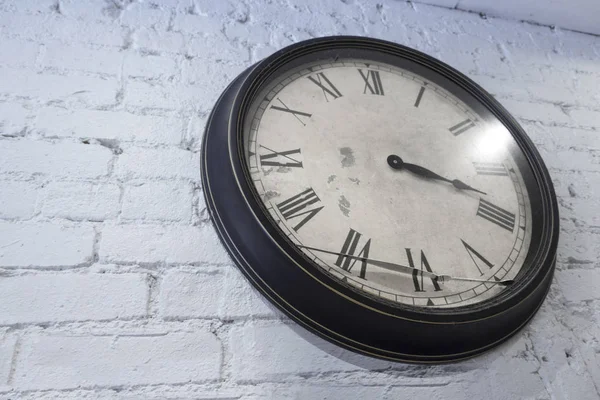 Wall clock with broken minute time hand lose of time — Stock Photo, Image