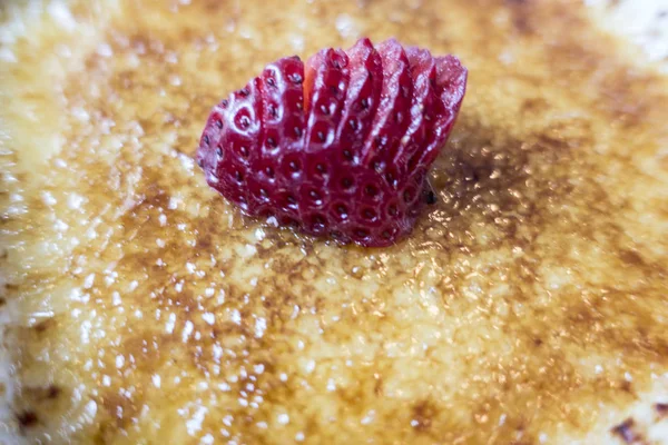 Creme Brulee servit cu căpșuni aproape — Fotografie, imagine de stoc