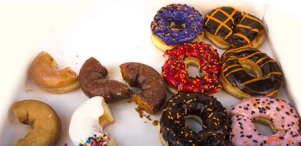 Donuts halfs e cheio em uma caixa branca — Fotografia de Stock